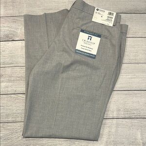 Men’s Haggar Straight Fit Premium Dress Pants size 38W x 32L lt grey